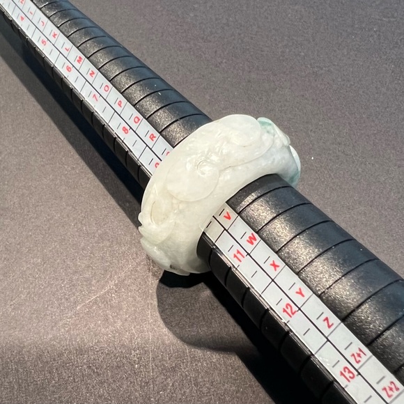 Size 10 carve Jade ring . - Picture 11 of 12